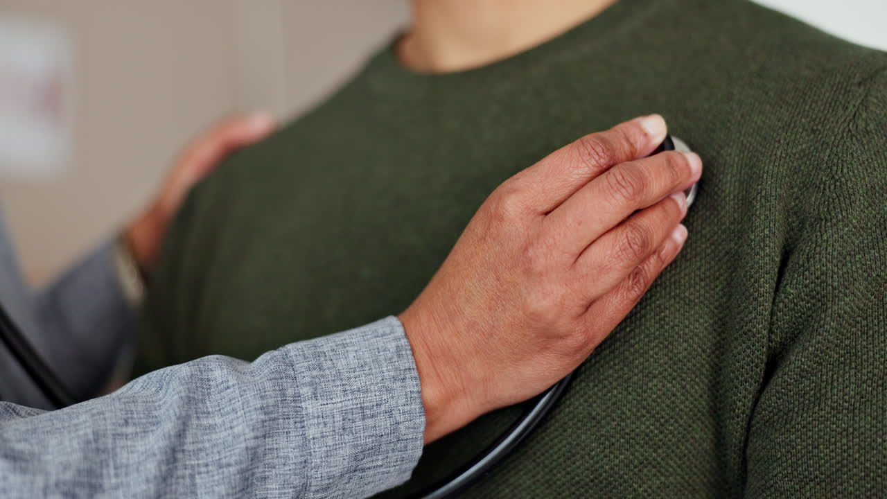 врач осматривает сердце пациента