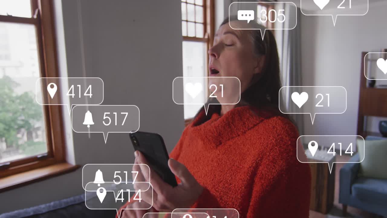 animación del procesamiento de datos de las redes sociales sobre una mujer caucásica que usa un teléfono inteligente