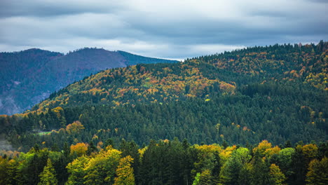 Bewölkter-Himmel,-Wolkenlandschaft-Im-Zeitraffer-Mit-Niedrigen-Wolken-In-Den-Tälern-Österreichs-Im-Herbst