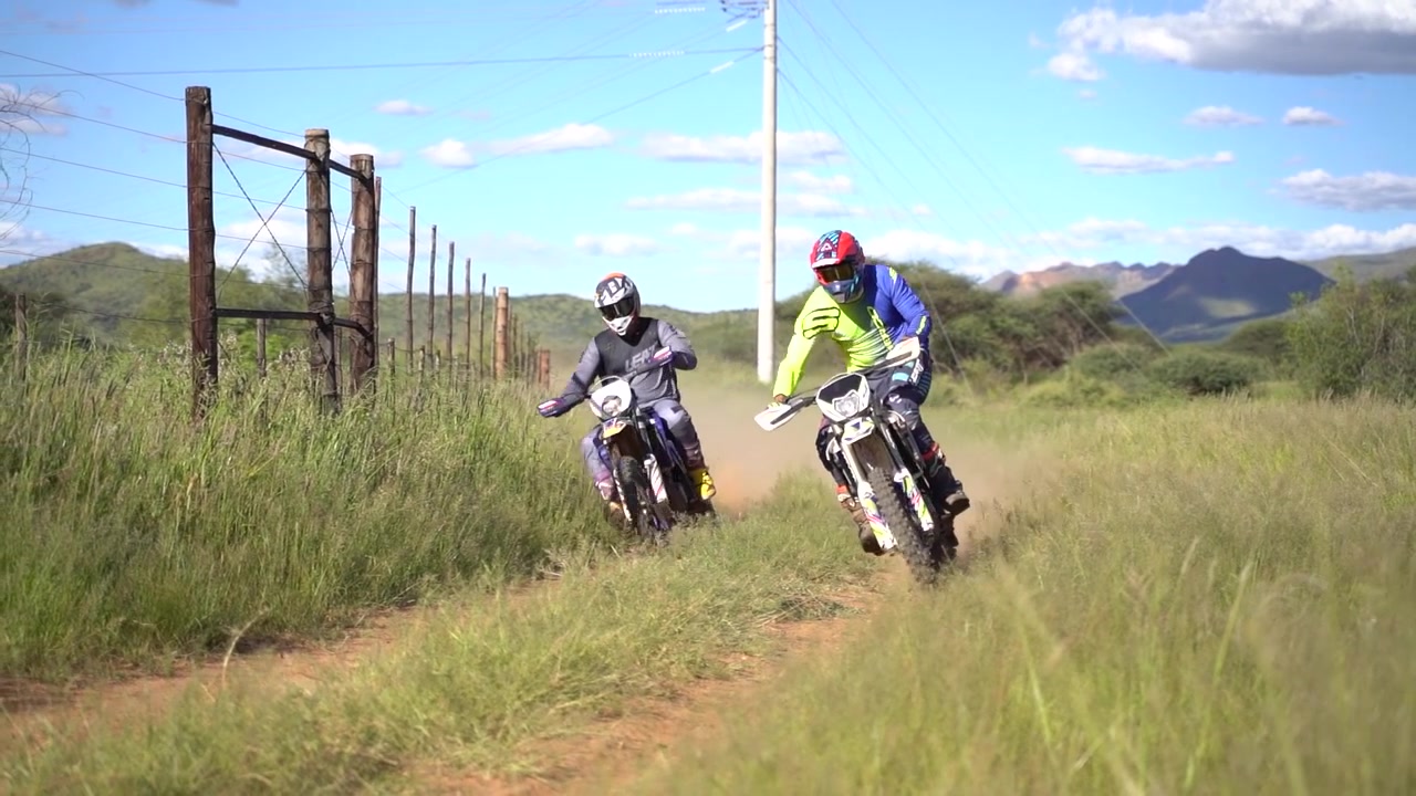 Pilotos de motocross off-road correndo em uma curva a toda velocidade