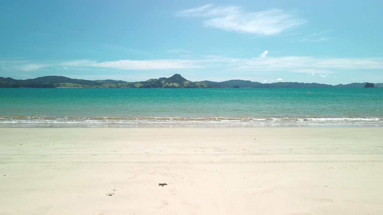 해안선에 부서지는 작은 파도