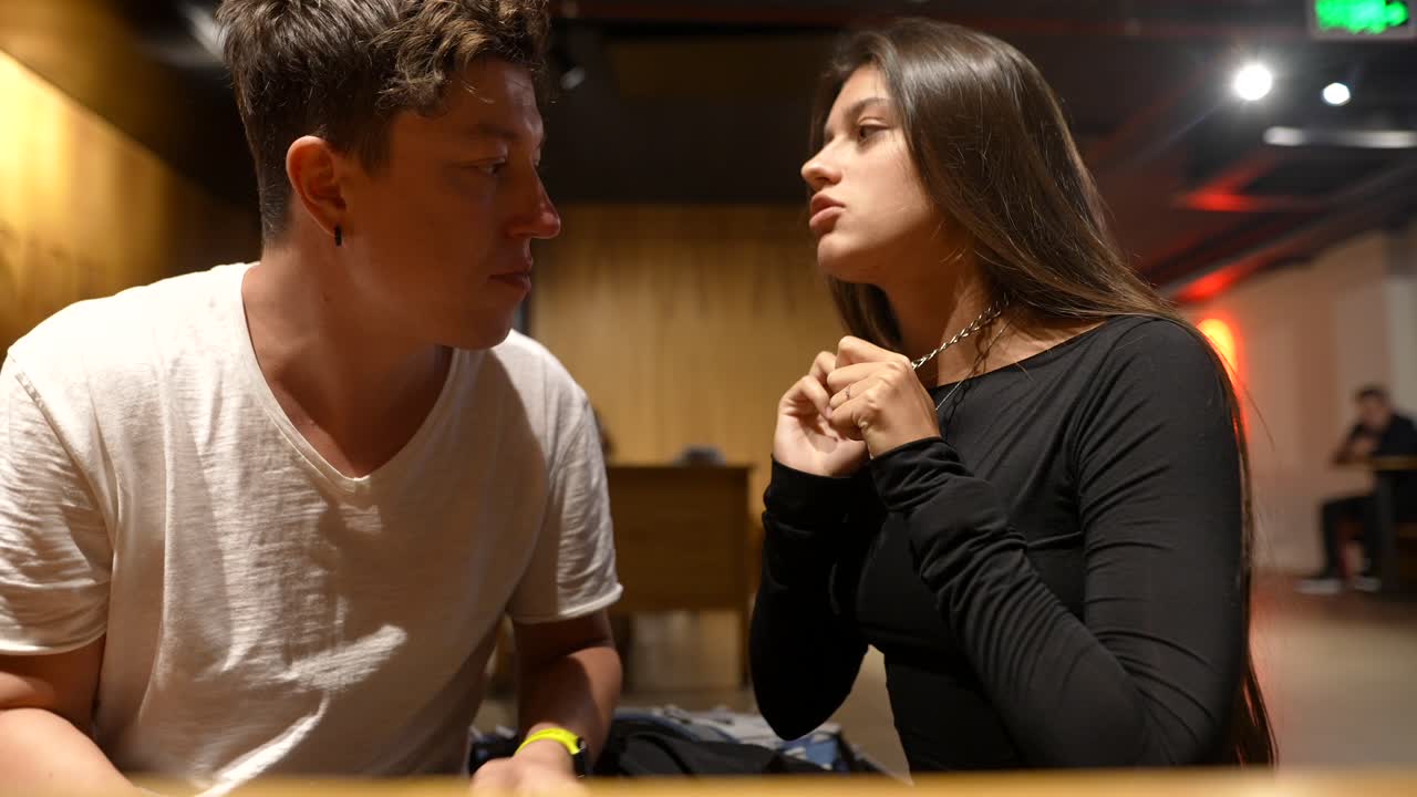 커플 이 카페 에서 토론 하고 있다