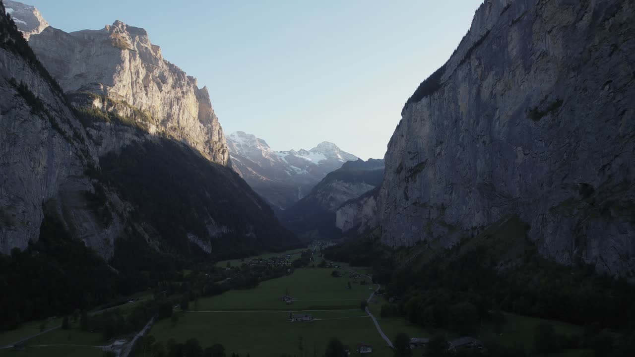 panorámica lenta de izquierda a derecha toma de drone del valle en lauterbrunnen suiza 4k