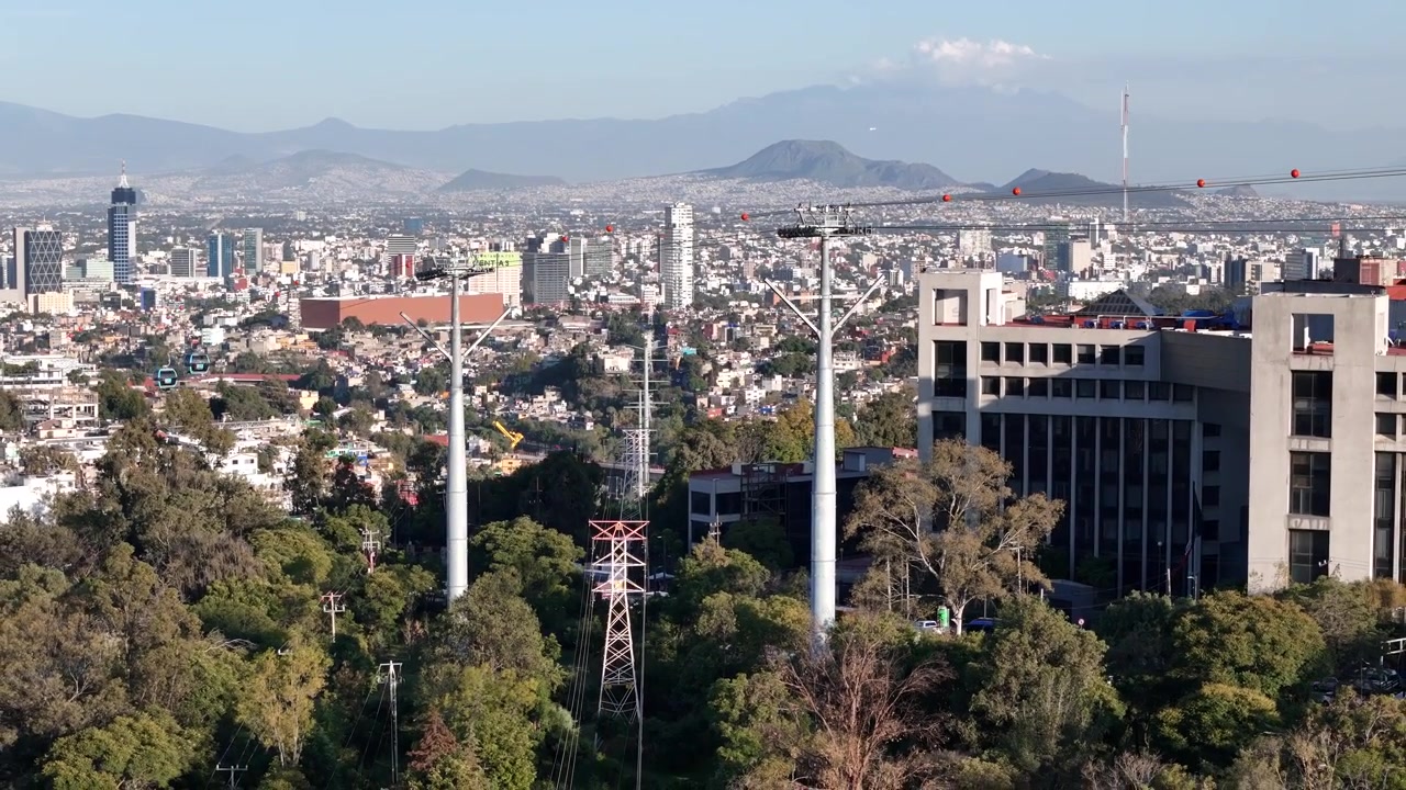 Meksika şehrinde elektrik kablolarının ve teleferiğin geriye doğru çekilmiş görüntüsü.