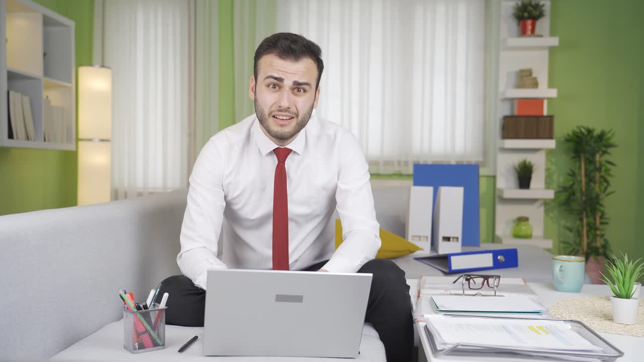 Joven empresario frustrado se enfada y se enoja