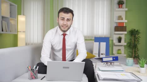 un joven empresario frustrado se enoja y se enoja.