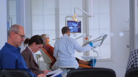 Médico-Dentista-Trabajando-En-Una-Oficina-Abarrotada