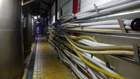 Tanques-De-Acero-Inoxidable-Para-La-Maduración-Del-Vino-En-Bodega