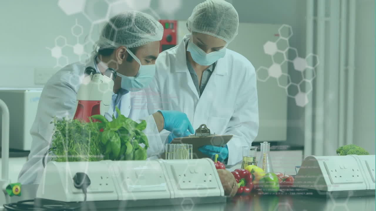 animación del procesamiento de datos sobre científicos caucásicos que trabajan en el laboratorio