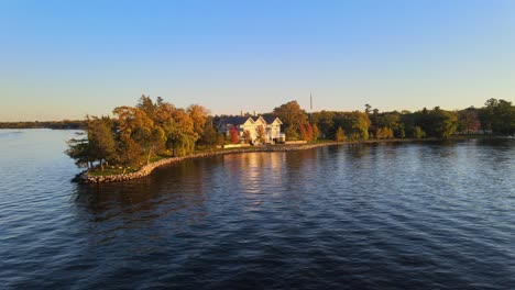 Propiedad-Increíble-Bienes-Raíces-De-Lujo-Junto-A-La-Orilla-Del-Lago-Frente-A-Una-Hermosa-Puesta-De-Sol,-Wayzata-Mn