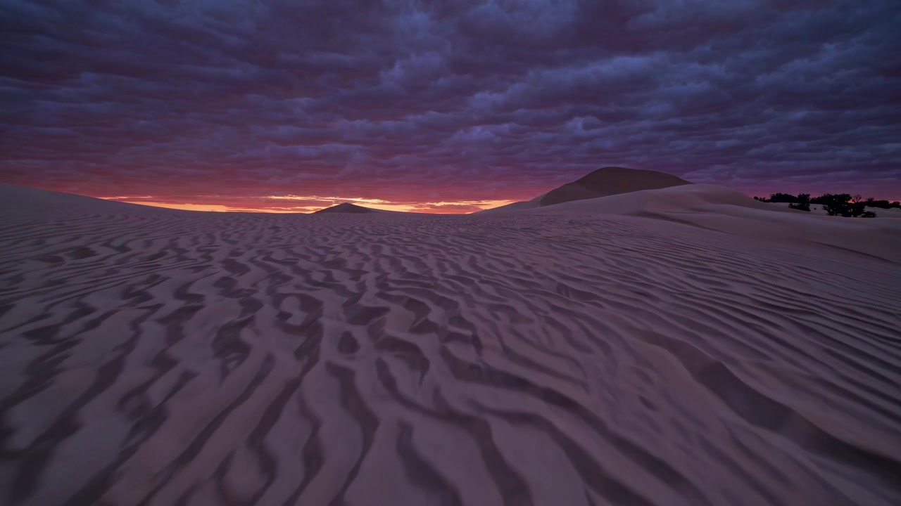 Vista aerea di vaste dune di sabbia al tramonto