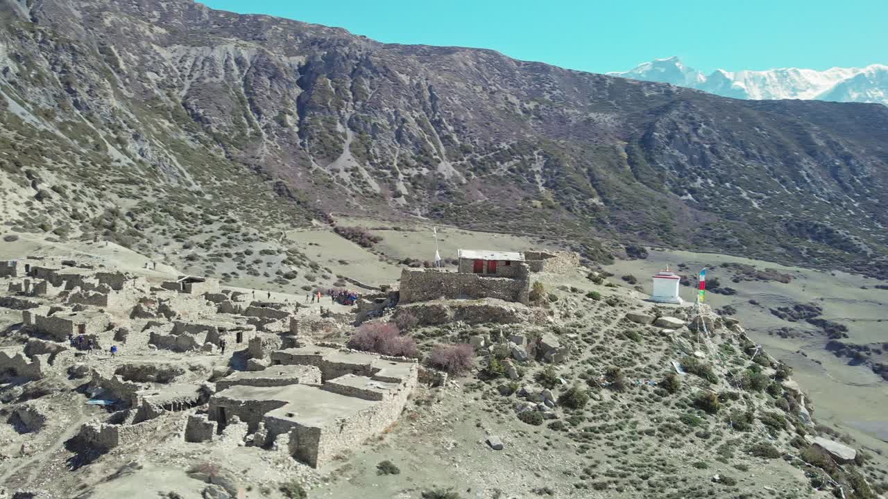 pueblo abandonado de las tierras altas en la cima de la roca rodeado de montañas soleadas panorama