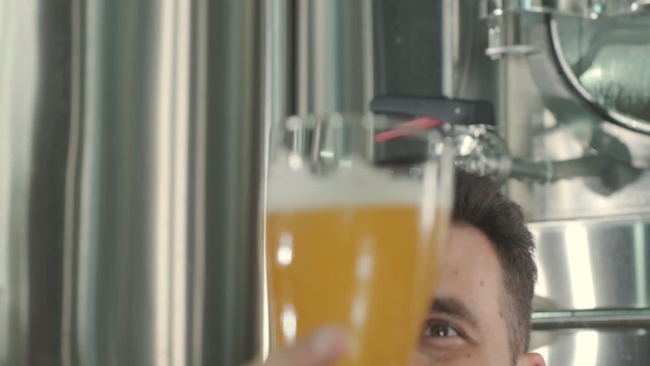 가죽 의 치마 를 입은 젊은 양조업자 는 현대 양조장 에서 맥주 를 맛보고 있다