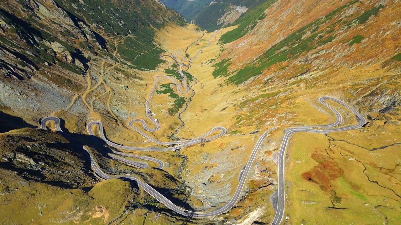 Valle di Balii, Romania Centrale, autostrade tortuose e serpeggianti attraverso le montagne, ripresa aerea con drone 4K 60FPS