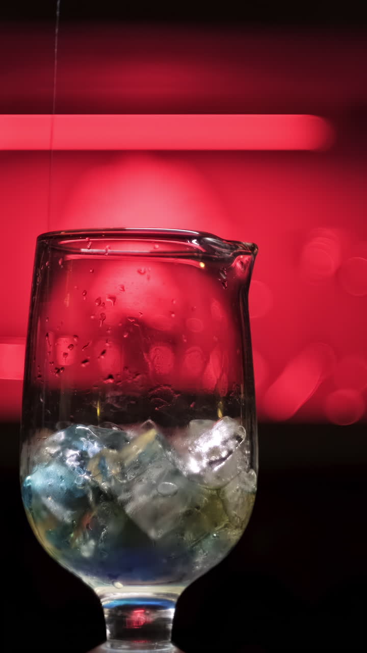 preparación de cócteles en un bar oscuro