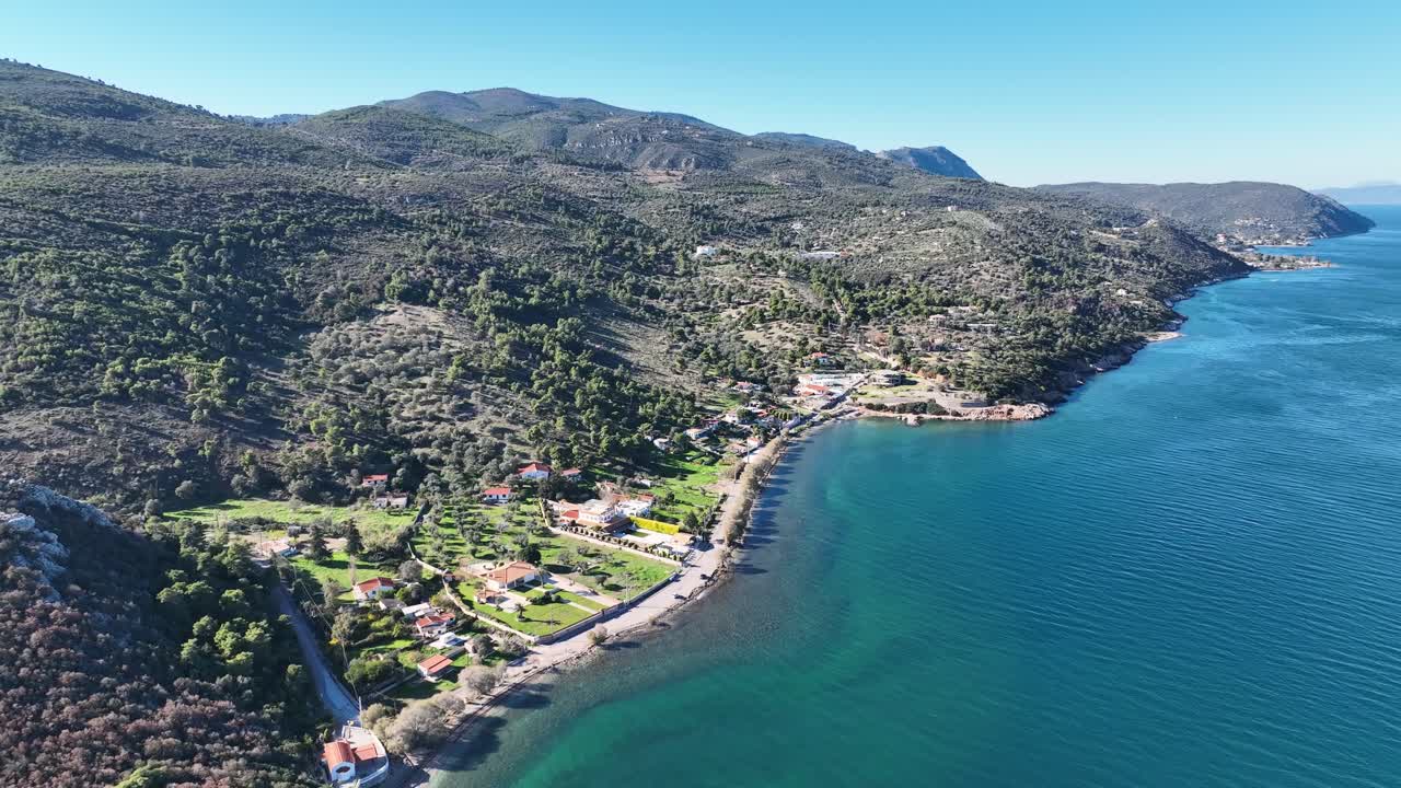 Filmato aereo di una zona marittima con case estive in Grecia