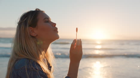 Teenager-Mädchen-Bläst-Seifenblasen-Am-Strand-Bei-Sonnenuntergang-Und-Genießt-Den-Sommertag-Am-Meer-Und-Hat-Spaß-Im-Urlaub