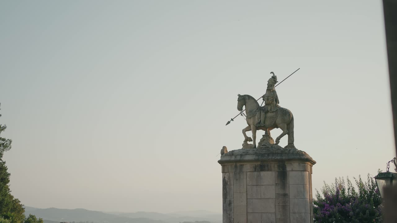 estatua ecuestre histórica enmarcada por la suave luz del atardecer en Braga