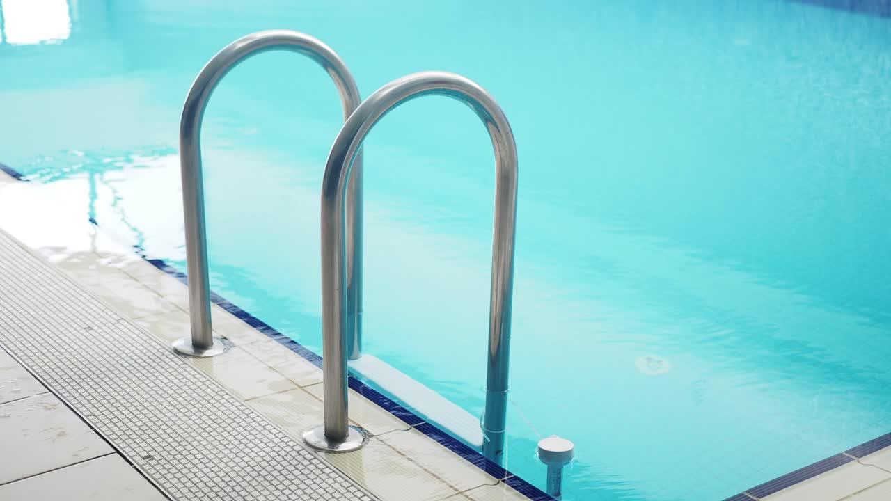 Stige til swimmingpool