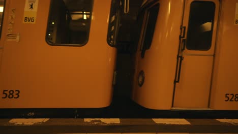 Toma-Estática-En-La-Estación-Stadtmitte-En-Berlín-Cuando-Llega-El-Tren