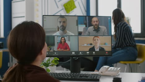 una donna d'affari disabile che discute durante una videoconferenza