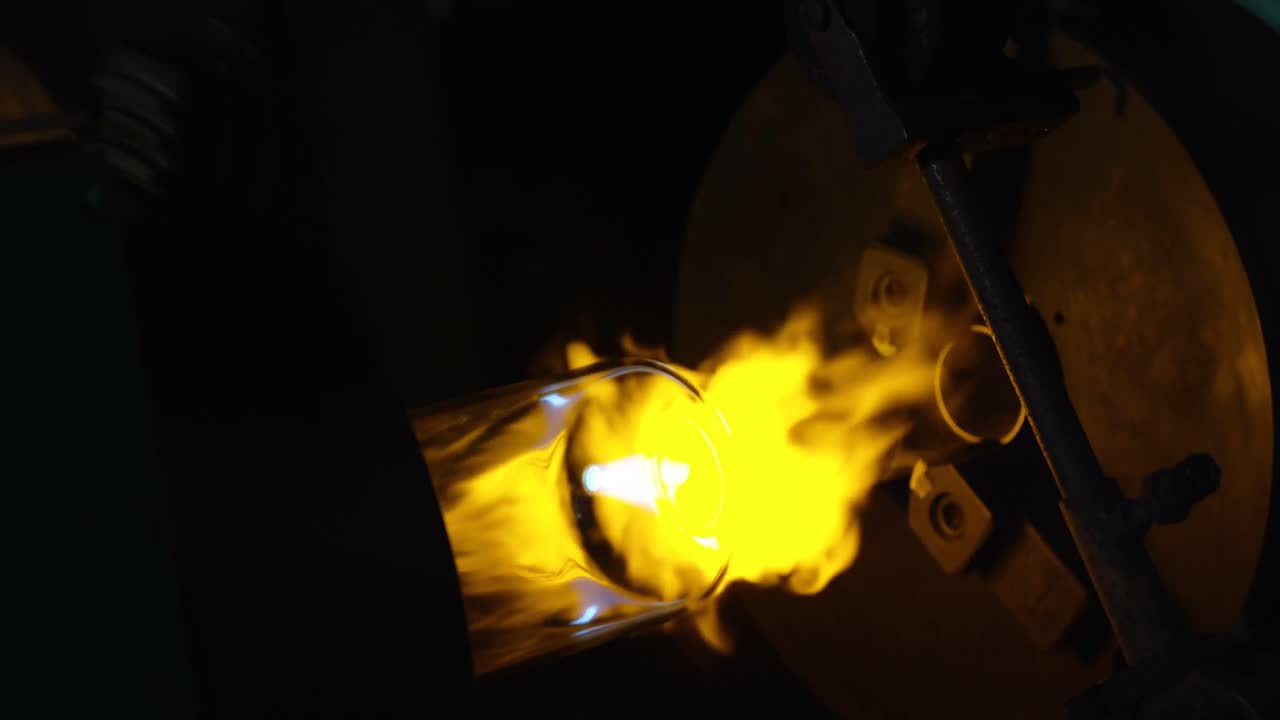 유리 공장에서 만들어지는 유리의 클로즈업 4k