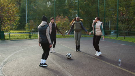 Frauen-Dehnen-Sich-Im-Freien