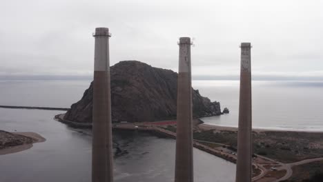 fotografía aérea de cerca de las famosas tres chimeneas por encima de la abandonada central eléctrica de morro bay en morro bay, california