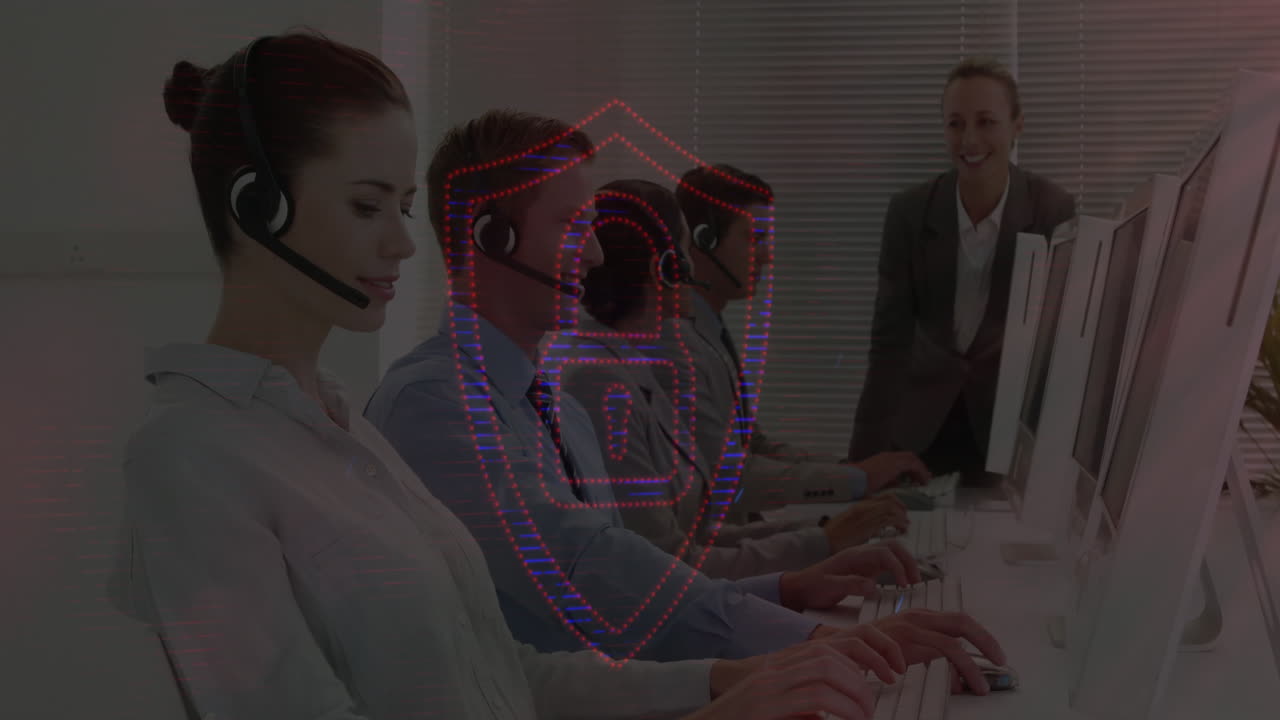 iconos de candados y escudos de seguridad que se mueven contra los ejecutivos de servicio al cliente que trabajan en la oficina