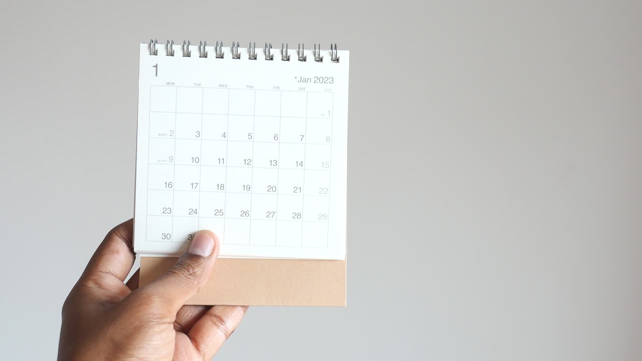 mano sosteniendo un calendario de 2023 años