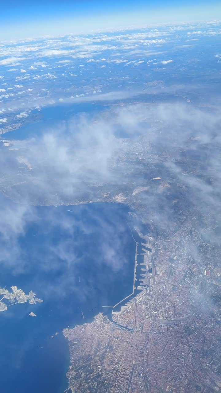 항구 와 섬 들 이 있는 해안 도시 의 공중 사진