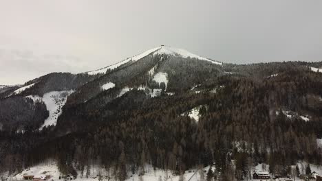 Drohnenflug-über-Zugefrorenen-See-In-Österreich