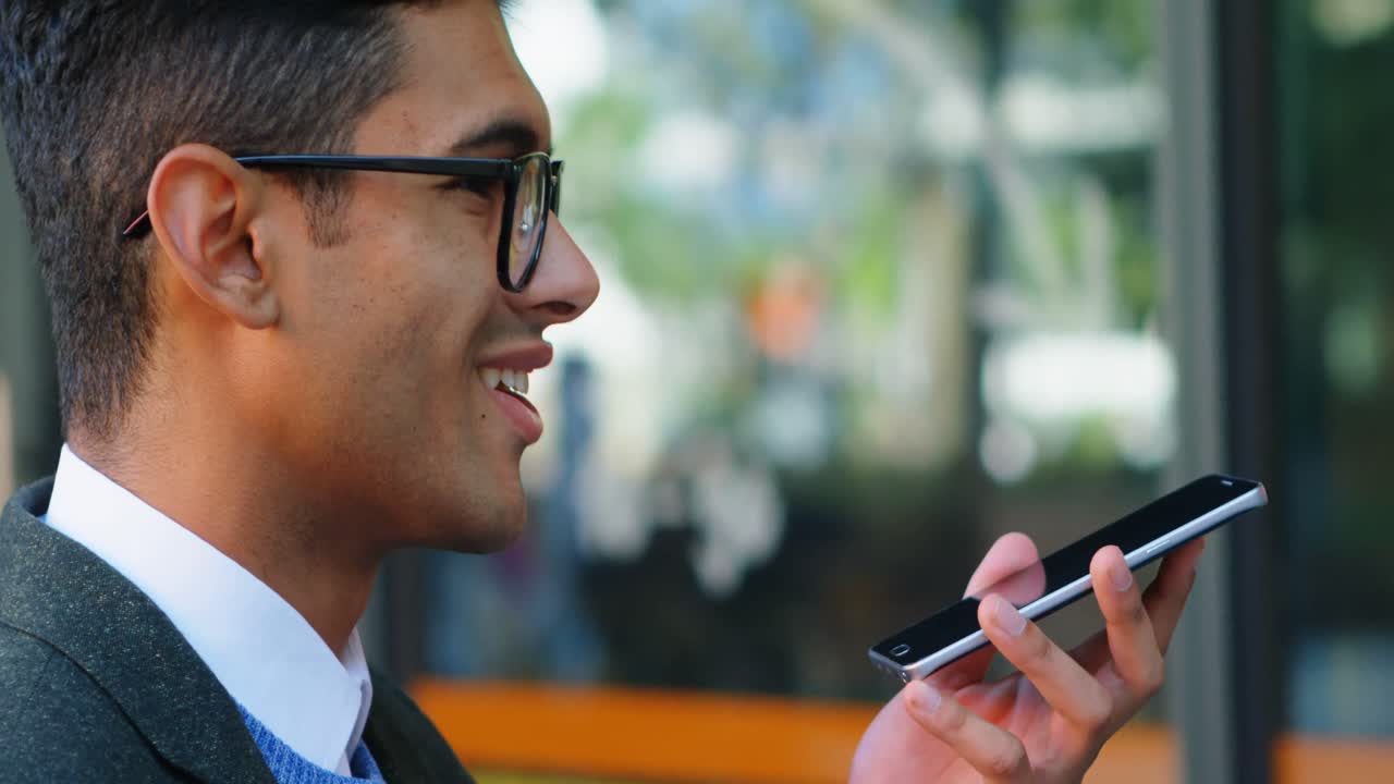 ⁇ 드폰 4k로 이야기하는 남자