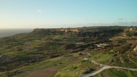 Antena:-Verdes-Tierras-De-Cultivo-Escarpadas-Con-Carreteras-Y-Superficie-Rocosa-Cerca-Del-Mar-Mediterráneo