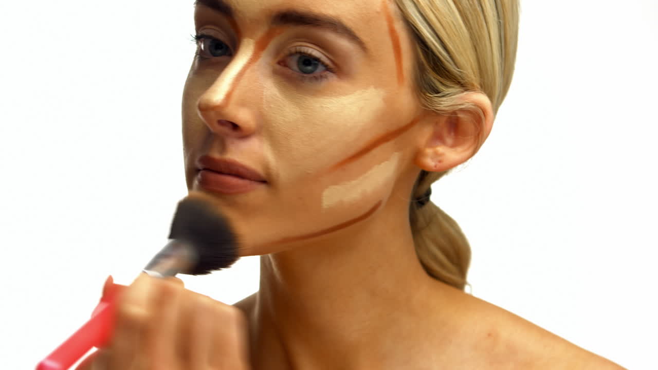 una mujer hermosa aplicando maquillaje.