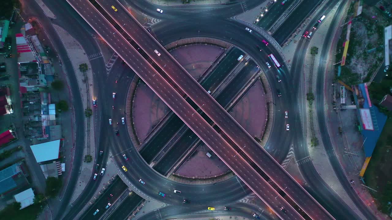 vista aérea del tráfico en el círculo de la intersección. tráfico ocupado por la noche