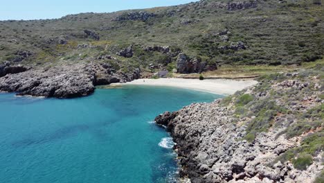 Antena-De-La-Paradisíaca-Playa-Rocosa-De-Fourni-En-La-Isla-De-Kythira,-Grecia