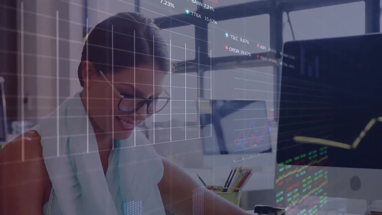 animación de procesamiento de datos del mercado de valores sobre mujer biracial usando tableta y sonriendo en la oficina