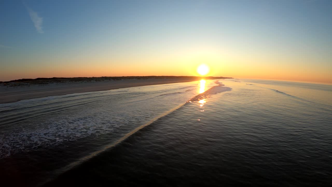 바다의 파도를 돌고 있습니다.