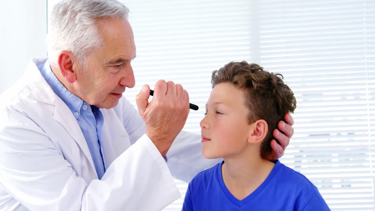 médico examinando a un paciente