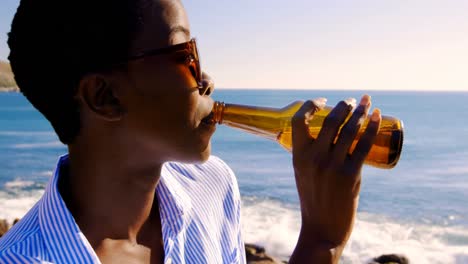 mujer tomando cerveza en la playa 4k