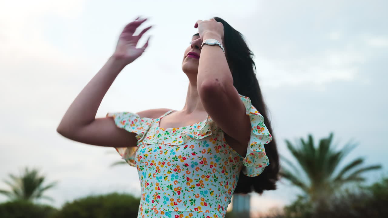 un primer plano de una modelo divirtiéndose en