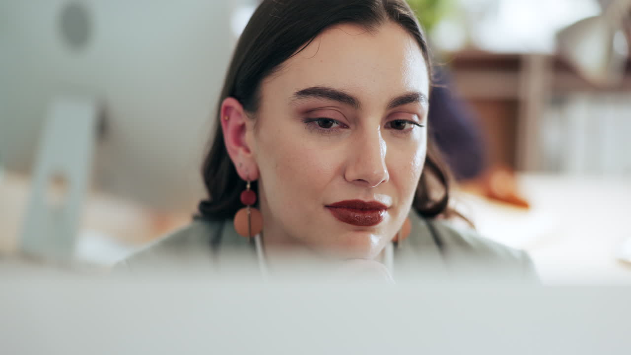 investigación, lectura y mujer de negocios en la computadora