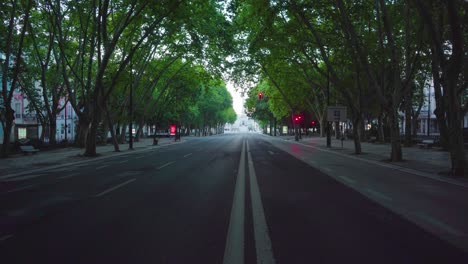 calle vacía de la ciudad al amanecer