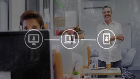 animación del procesamiento de datos sobre diversas personas de negocios en la oficina