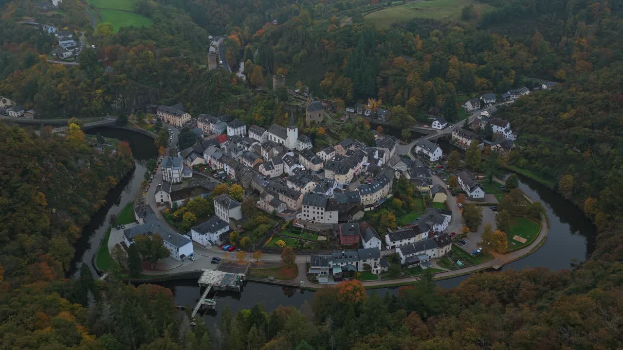Riprese aeree di Esch-sur-Sûre, un villaggio senza tempo nel Lussemburgo settentrionale.