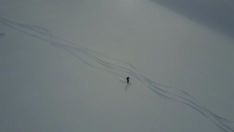 Drohnenverfolgung-Eines-Skifahrers,-Der-Einen-Riesigen-Pulverhang-Hinunterfährt