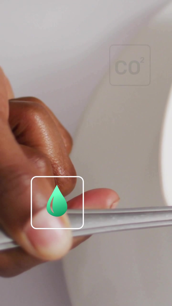 Vídeo vertical: Colher recuando, mão segurando pinças, deslizando a borda, ícones verdes mostrando finanças ecológicas
