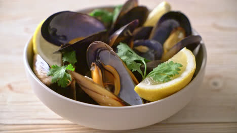 fresh-mussels-with-herbs-in-a-bowl-with-lemon