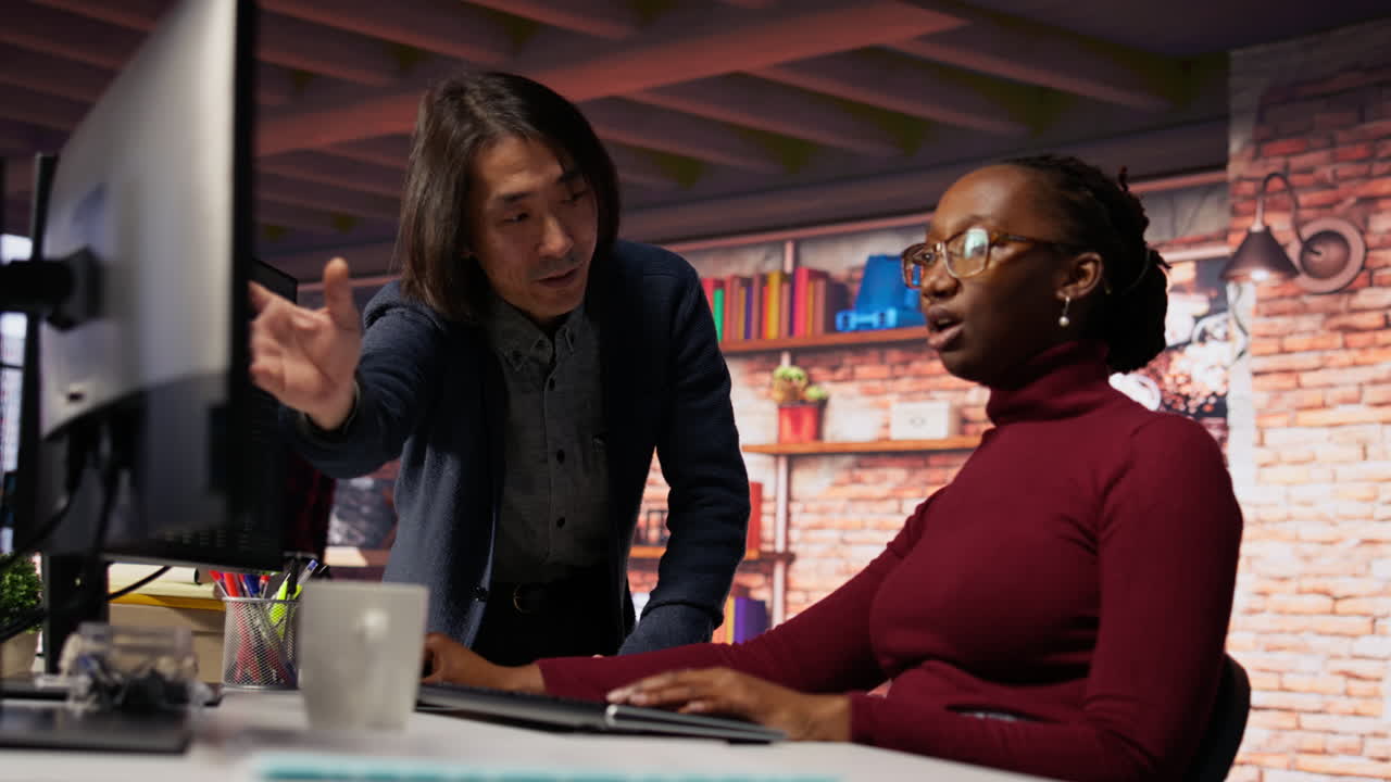 hombre en una oficina de puesta en marcha posición de cto supervisando ingeniero de software codificación